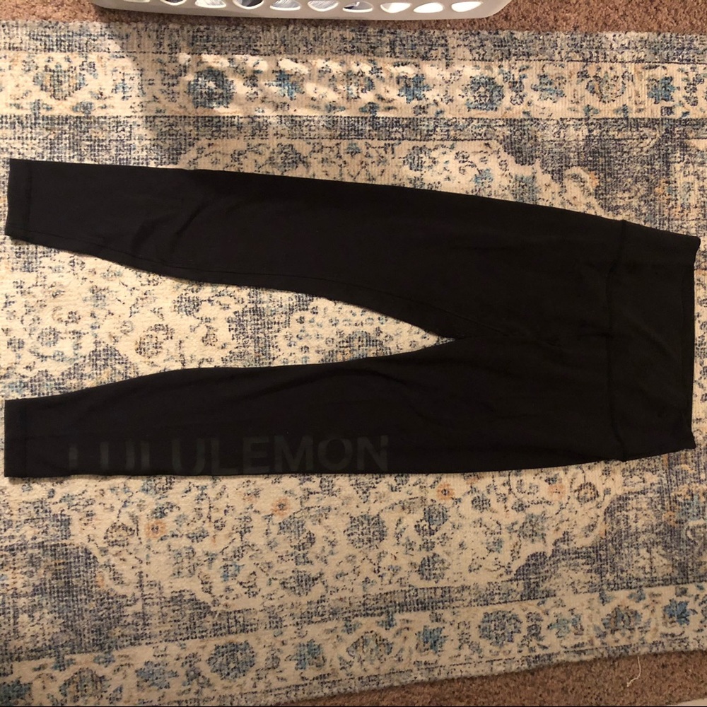 Lululemon logo wunder unders